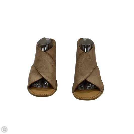 Sandals Flats By Boc In Tan, Size: 8