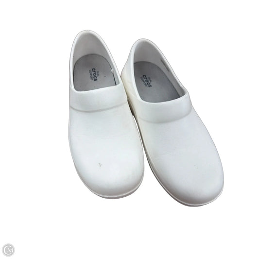 Shoes Flats By Crocs In White, Size: 8