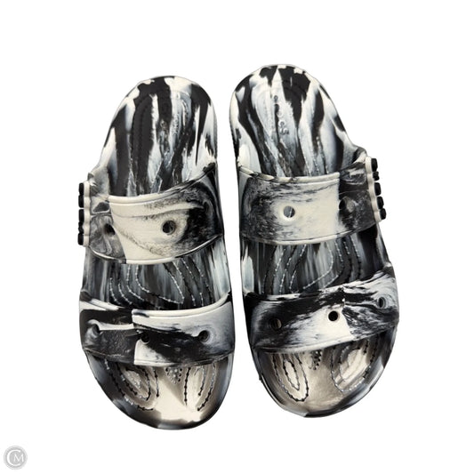 Shoes Flats By Crocs In Multi-colored, Size: 7