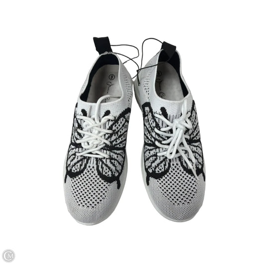 Shoes Sneakers By Clothes Mentor In Black & White, Size: 9