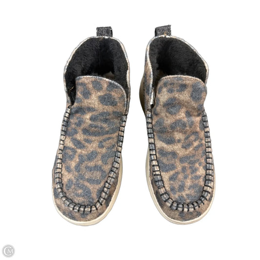 Shoes Flats By Hey Dude In Animal Print, Size: 7