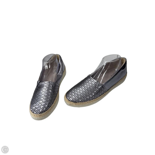 Shoes Flats By Trotters In Silver, Size: 9.5