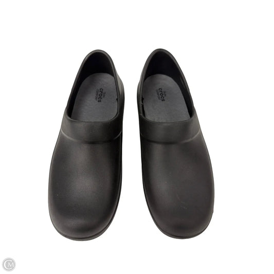 Shoes Flats By Crocs In Black, Size: 10