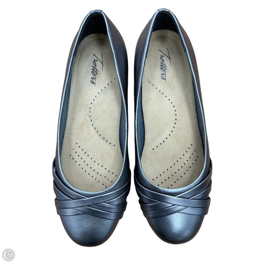 Shoes Flats By Trotters In Silver, Size: 9