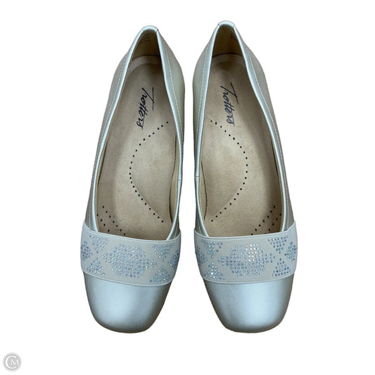 Shoes Flats By Trotters In Cream, Size: 9